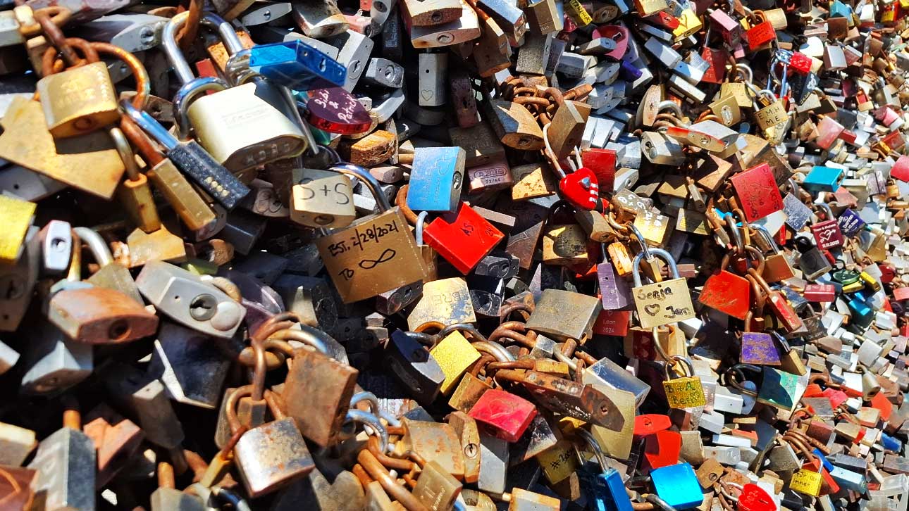 The Love Locks Bridge in Cologne – The Story Behind Thousands of Hearts Locked Above the Rhine